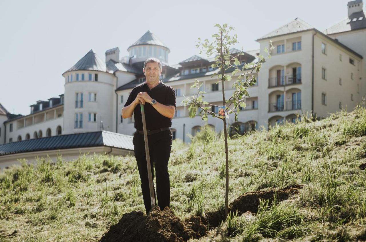 Imlauer Hotel Schloss Pichlarn Aigen im Ennstal Buitenkant foto Tree planting in the Czech Republic