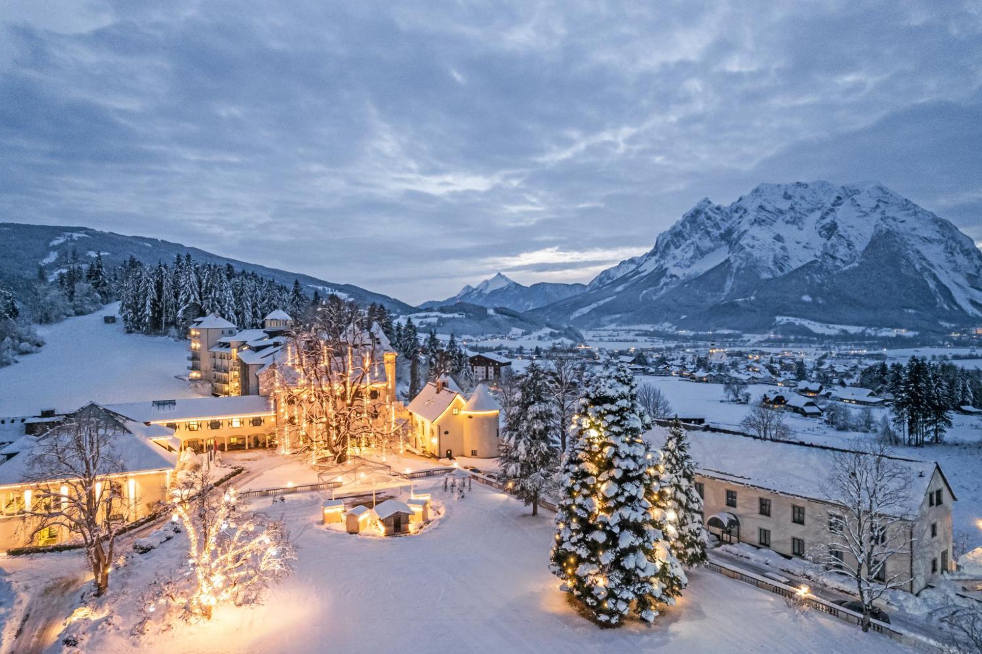 Imlauer Hotel Schloss Pichlarn Aigen im Ennstal Buitenkant foto The village of Sun Valley, Idaho, the setting for the film